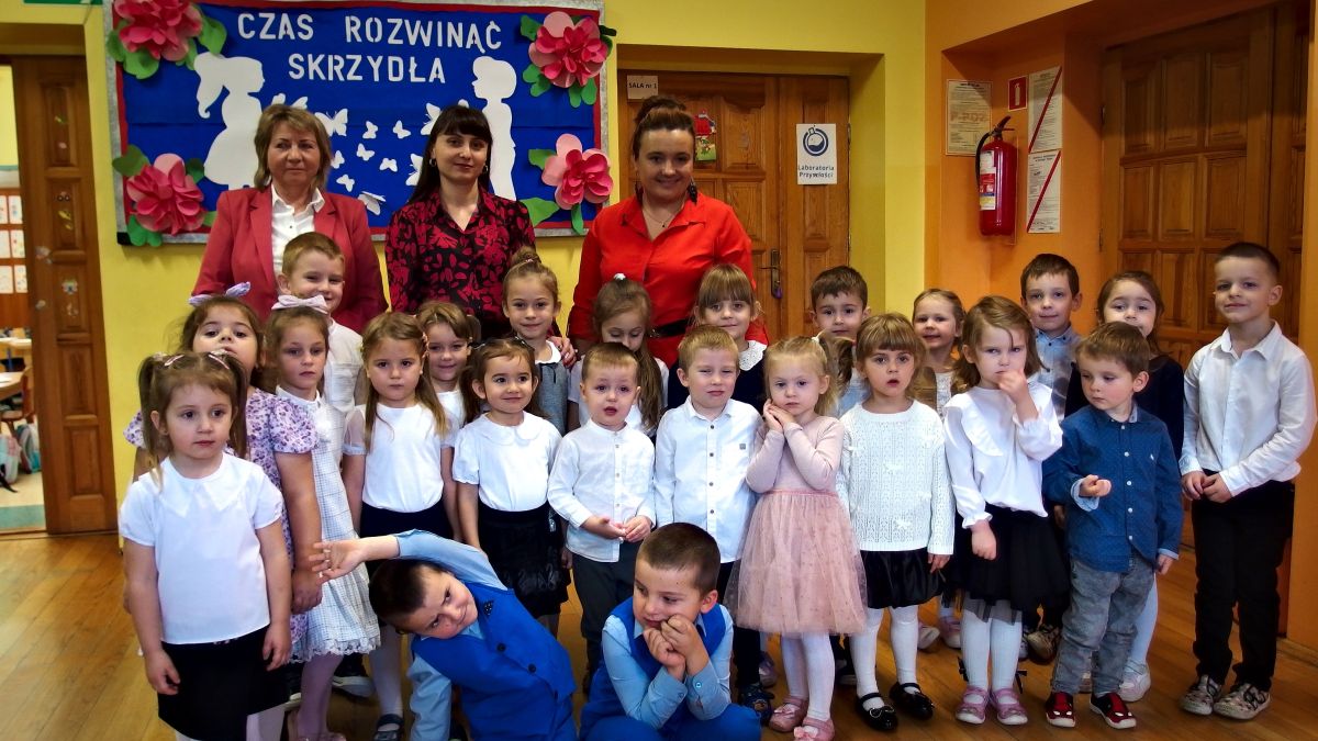 Zbiorowe zdjęcie po pasowaniu