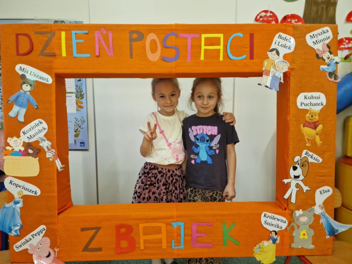 Dziewczynki w ramce z postaciami z bajek