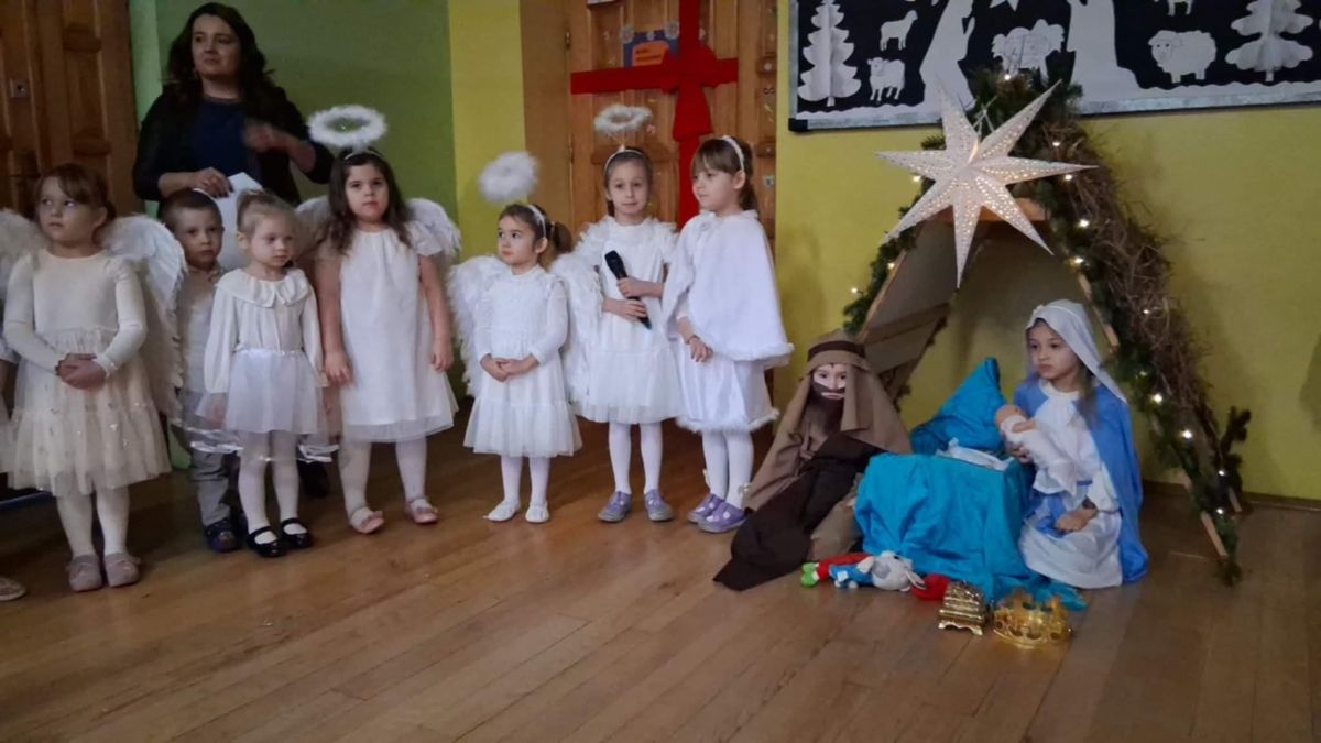 Aniołki i święta rodzina w szopce