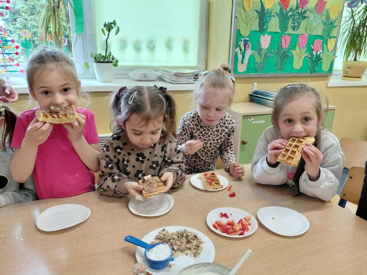 Dziewczynki jedzą gofry