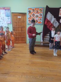 szkoła do hymnu.5