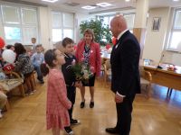 Wręczenie kwiatów na ręce Pana Burmistrza z okazji jubileuszu samorządności.