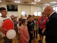 Wręczenie kwiatów na ręce Pana Burmistrza z okazji jubileuszu samorządności.