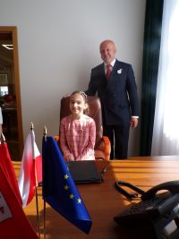 Uczennica  klasy III na zdjęciu z Panem Burmistrzem.