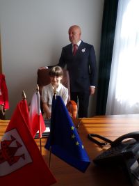 Uczennica klasy III na zdjęciu z Panem Burmistrzem.
