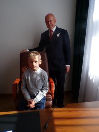 Uczeń  klasy II na zdjęciu z Panem Burmistrzem.