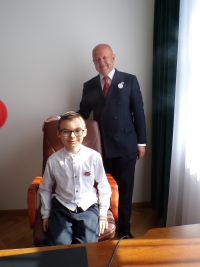 Uczeń klasy III na zdjęciu z Panem Burmistrzem .