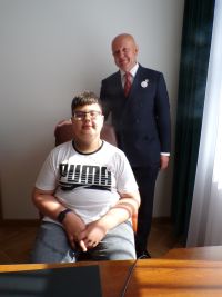 Uczeń klasy III na zdjęciu z Panem Burmistrzem.