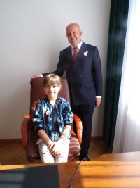 Uczennica klasy II na zdjęciu z Panem Burmistrzem.