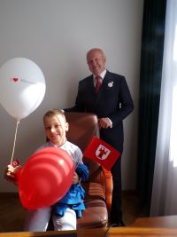 Uczeń klasy II na zdjęciu z Panem Burmistrzem.
