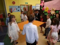 Przedstawienie artystyczne uczniów klas 2 i 3 z okazji Dnia Rodziny.