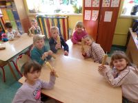 Dzieci z Oddziału Przedszkolnego z własnoręcznie wykonanymi świeczkami z wosku pszczelego.