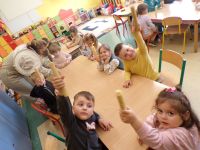Dzieci z Oddziału Przedszkolnego z własnoręcznie wykonanymi świeczkami z wosku pszczelego.