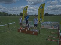 Uczeń klasy 1 na podium.