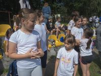 Uczniowie na trybunach.