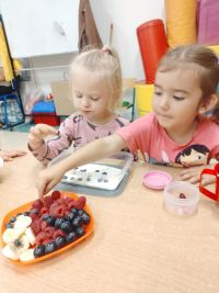 Podopieczni oddziału przedszkolnego przygotowują jogurty.