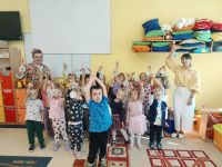 Grupowe zdjęcie z pamiątkowymi medalami.