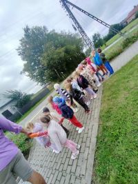 Dzieci oglądają znaki.