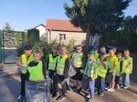Uczniowie klasy 2 przed budynkiem szkoły