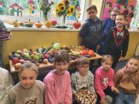 Grupowe zdjęcie klasy II z darami jesieni.