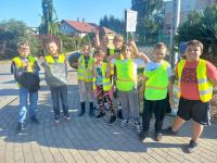 Uczniowie klasy 3 z workami pełnymi śmieci
