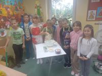 Grupowe zdjęcie z miską i składnikami