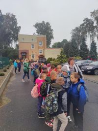 Wycieczka przed szkołą