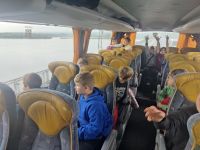 2. Autokar przejeżdża nad Wisłą w Płocku