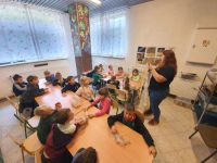 3.Klasa 1 na warsztatach w zoo - pracownik prezentuje skórę węża