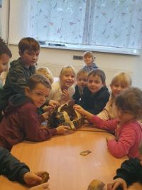 4. Klasa 1 na warsztatach w zoo ze skorupą