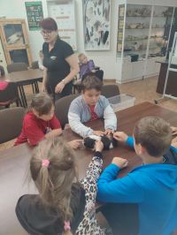 8. Uczniowie ze świnką morską