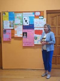 Pani Dyrektor przy plakatach wyborczych