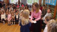Pani Dorota Kaźmierczak wręcza uczennicy legitymację