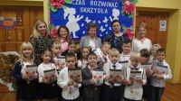 Grupowe zdjęcie po pasowaniu