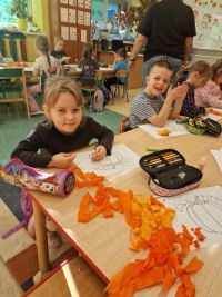 1. Dzieci wyklejają dynie