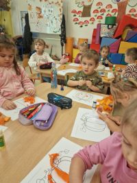 2. Dzieci z przedszkola wyklejają dynie