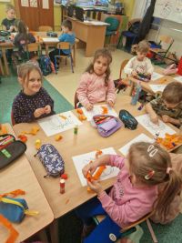 3. Czterolatki z przedszkola wyklejają dynie