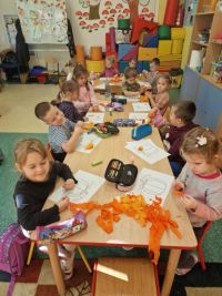 4. Trzy i czterolatki wyklejają dynie