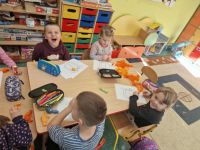 5. Przedszkolaki wyklejają dynie