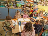 6. Dzieci wyklejają dynie