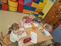 7. Dzieci wyklejają dynie