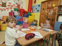 8. Dzieci wyklejają dynie