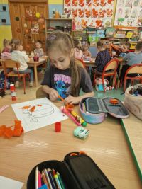 9. Dzieci wyklejają dynie