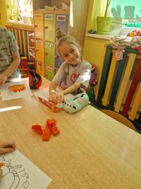 10. Dziewczynka wykleja dynię.