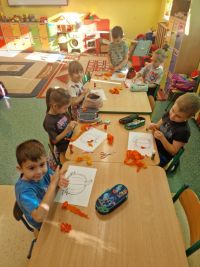 11. Dzieci wyklejają dynie