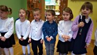 2. Dzieci wykonują piosenkę.