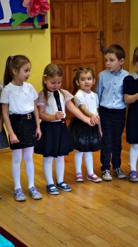 9. Dziewczynka recytuje wierszyk.