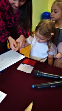 17. Dziecko składa podpis na liście