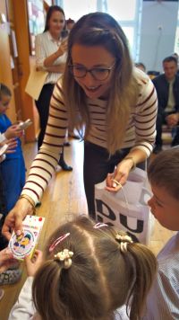 19. Przedstawicielka rodziców rozdaje prezenty.