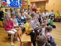 Uczniowie na publiczności występu